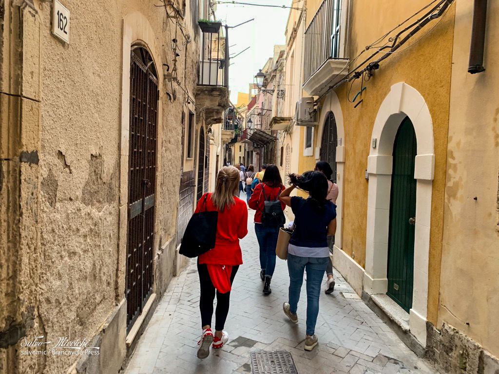 Per le vie della Giudecca (ph. salvomic / Biancavela Press)